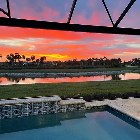 Pool House Overlooking Lake
